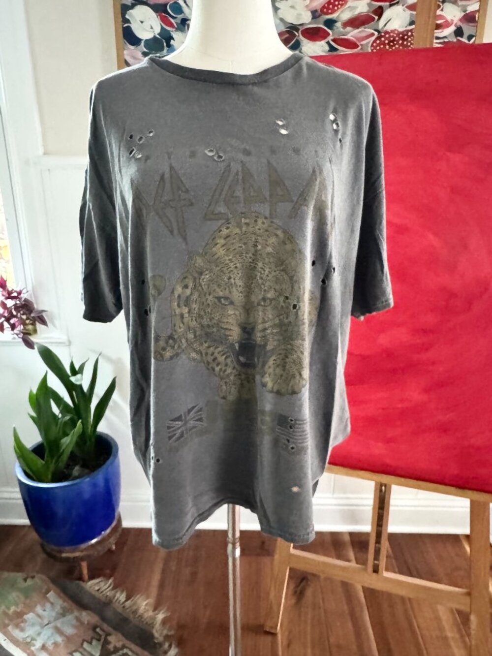 Def Leppard T-Shirt 1983 Pyromania Tour Design Grey Distressed Boyfriend Fit